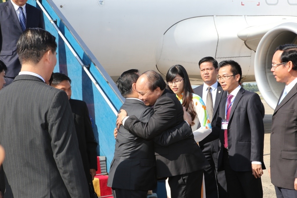 Bí thư Thành ủy Đà Nẵng (đứng) hoan nghênh chuyến thăm của đoàn Thủ tướng Lào