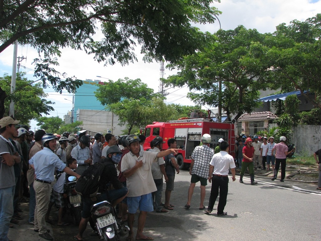 Người dân hiếu kỳ tập trung xem đám cháy