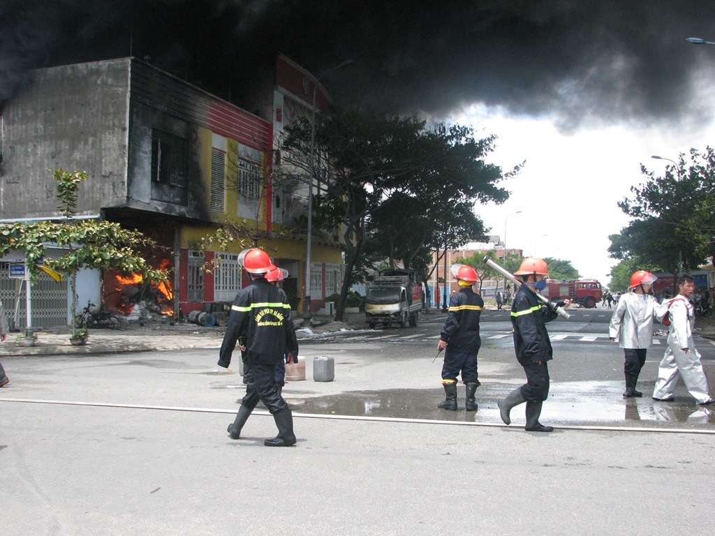 Bên trong, hàng trăm thùng sơn đang bốc cháy dữ dội