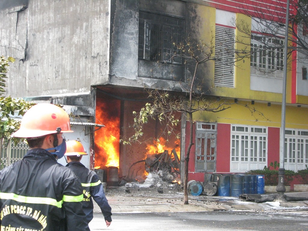 Hai tiếng đồng hồ sau khi xảy ra cháy, lửa vẫn bốc ngùn ngụt.