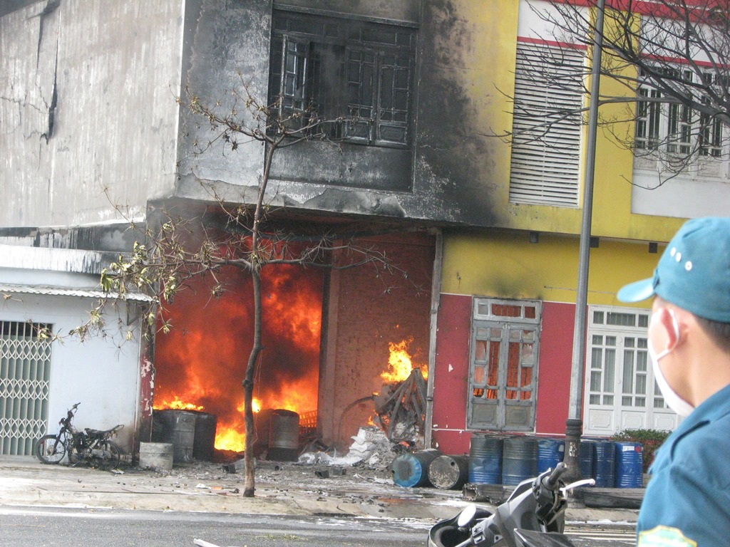 Hai tiếng đồng hồ sau khi xảy ra cháy, lửa vẫn bốc ngùn ngụt.