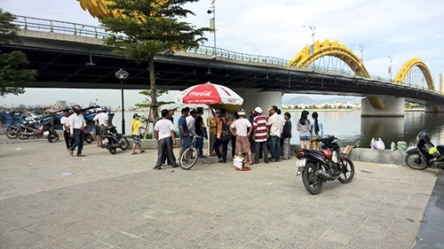 Tìm thấy nam thanh niên nhảy cầu Rồng tự tử - 1 Thi thể anh H được tìm thấy trưa 23/7 (Ảnh: