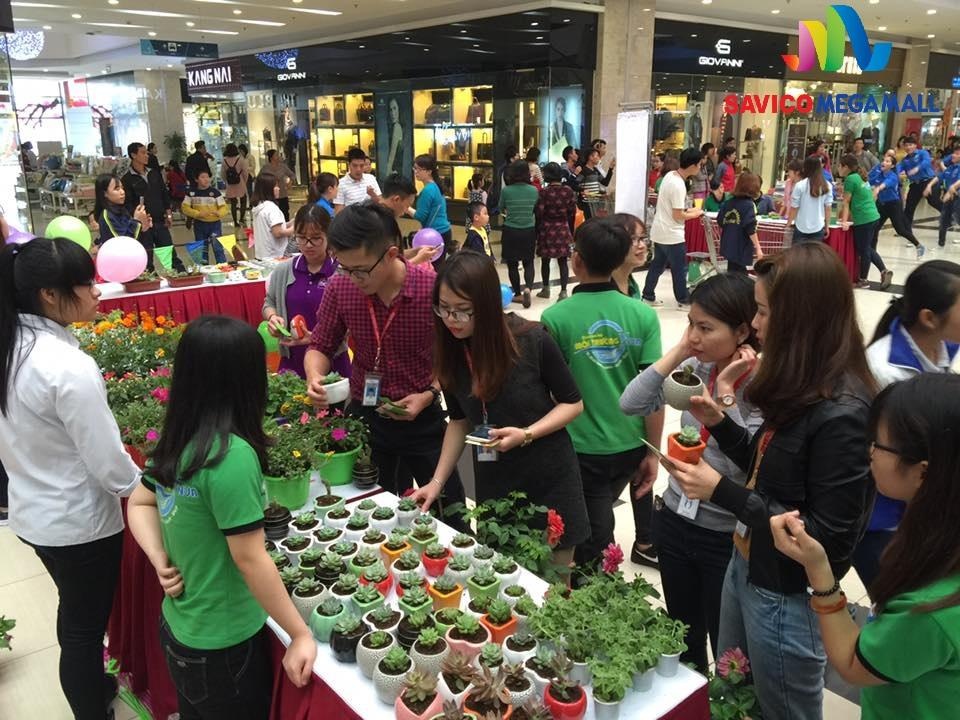 Ngập tràn sắc màu tuổi trẻ tại TTTM Savico Megamall - 4 Đổi giấy lấy cây
