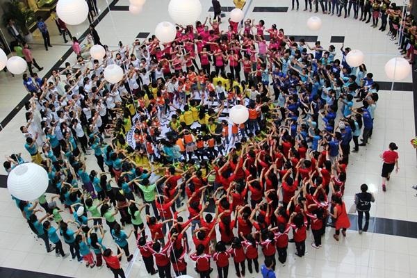 Ngập tràn sắc màu tuổi trẻ tại TTTM Savico Megamall - 1 Các bạn trẻ cùng nhau tham gia các hoạt động