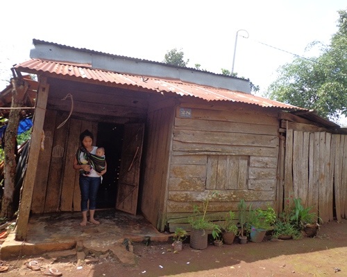 Nghẹn ngào trước ước mơ tới trường của “bà mẹ nhí” 15 tuổi - 2 Gia cảnh khó khăn khiến ước mơ quay trở lại trường học của D. càng trở nên xa vời