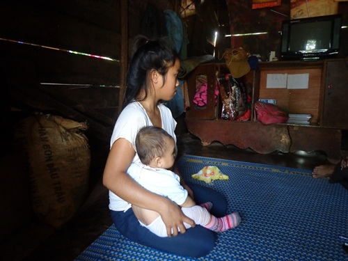Nghẹn ngào trước ước mơ tới trường của “bà mẹ nhí” 15 tuổi - 1 Trong khi bạn bè được đến trường D. phải ở nhà nuôi con