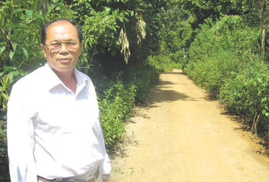 Ông Sự bên con đường mà ông cùng người dân góp của xây dựng