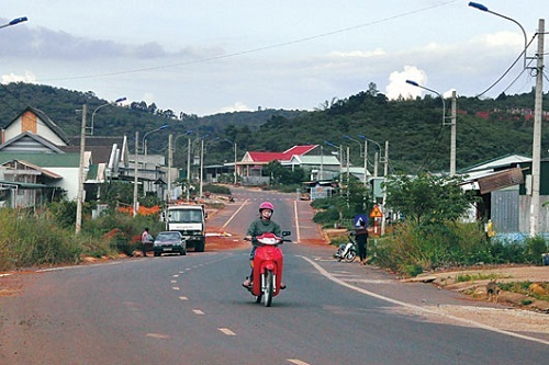 Nhiều dự án bố trí, ổn định dân cư đang bị “treo” vì thiếu vốn - 1 Khu tái định cư Đắk Plao, huyện Đắk G’long đã hoàn thành nhưng số người bỏ nhà rất lớn.