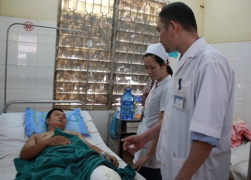 Thượng úy Chinh đang nằm điều trị tại bệnh viện sau khi hứng chịu trận “mưa đá” của nhóm thanh niên