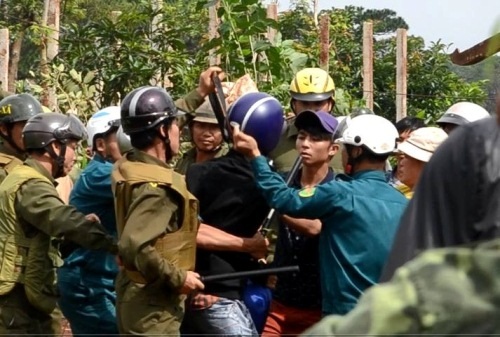 Công an tỉnh Đắk Lắk thông tin việc cộng tác viên Báo VTC News bị giật máy ảnh - 1 CTV Thanh Hải (áo đen) trong buổi cưỡng chế đất tại xã Cư Kpô