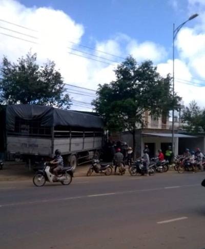 Xe tải không người lái "làm loạn" trên đường - 1 Hiện trường xe tải không người lái lao vào lề đường