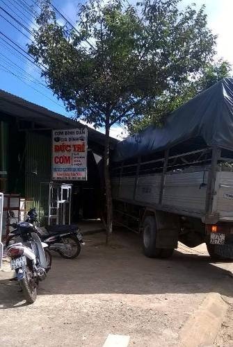 Xe tải không người lái "làm loạn" trên đường - 2 Quán cơm bị xe tải tông sập một phần (ảnh CTV)