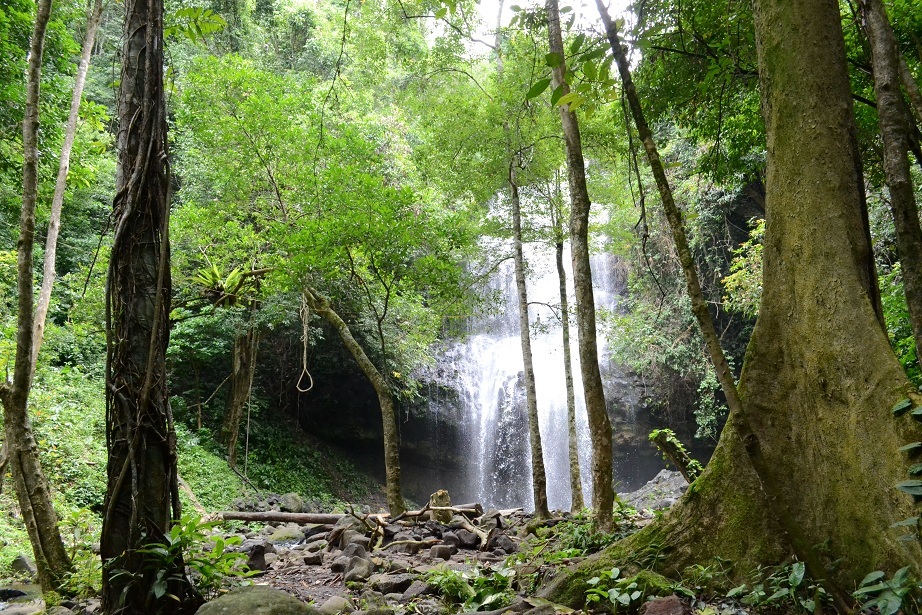 Thác Liêng Nung như dải lụa trắng, vắt ngang vách núi, ngày đêm tuôn chảy
