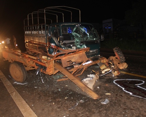 
Hiện trường xe tải và xe công nông tông nhau
