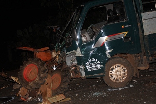 
Xe công nông bị đứt lìa phần đầu, nát bét.
