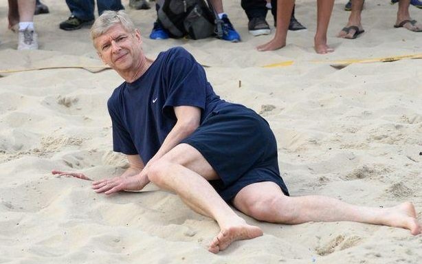 Những bức ảnh cực độc về HLV Wenger trong 20 năm dẫn dắt Arsenal - 11 HLV Wenger tạo dáng thiếu nữ trong kỳ nghỉ Hè