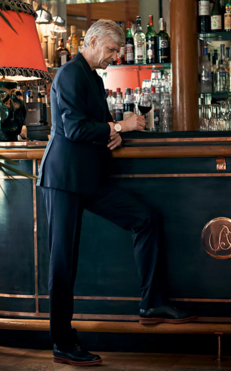 Một bức hình khác của HLV Wenger chụp ảnh quán rượu