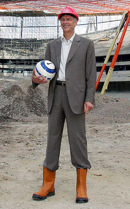 Giáo sư ở bên trong SVĐ lúc đang thi công