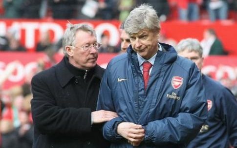 Những bức ảnh cực độc về HLV Wenger trong 20 năm dẫn dắt Arsenal - 3 Biểu cảm của ông trong lúc nói chuyện với Sir Alex Ferguson sau thất bại của Arsenal trước MU năm 2008
