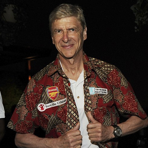 HLV Wenger và chiếc áo hoa hòe hoa sói trong chuyến du đấu ở Indonesia năm 2013