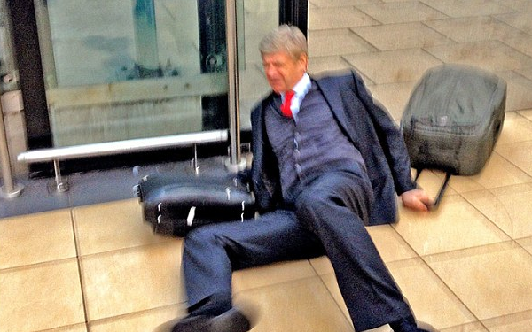 Hình ảnh ông ngã sõng soài sau thất bại 1-5 trước Liverpool năm 2014