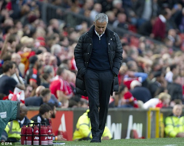 MU của Mourinho tệ hơn thời Van Gaal - 1 MU của Mourinho có thành tích kém thời Van Gaal