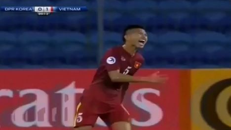 Siêu phẩm sút xa đẹp tới khó tin của U19 Việt Nam - 1
Niềm vui của Đoàn Văn Hậu sau khi ghi bàn