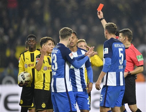 Aubameyang tỏa sáng, Dortmund… “hút chết” - 3 Trận đấu chứng kiến tới 2 thẻ đỏ