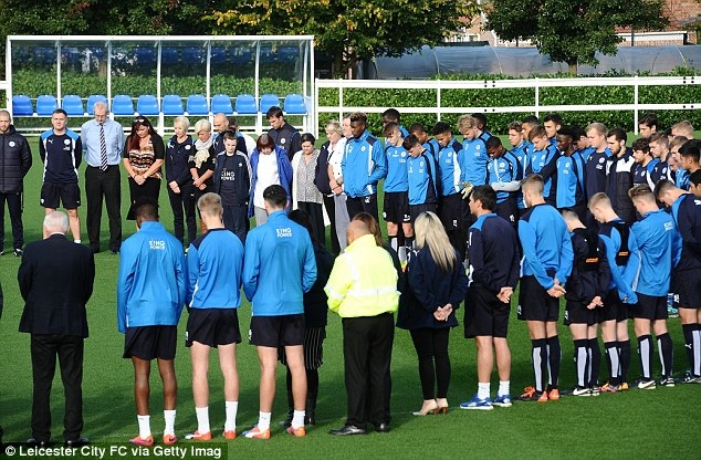 Toàn đội Leicester City mặc niệm nhà Vua Thái Lan - 2 CLB Leicester City luôn nhận được rất nhiều tình cảm từ những người dân Thái Lan