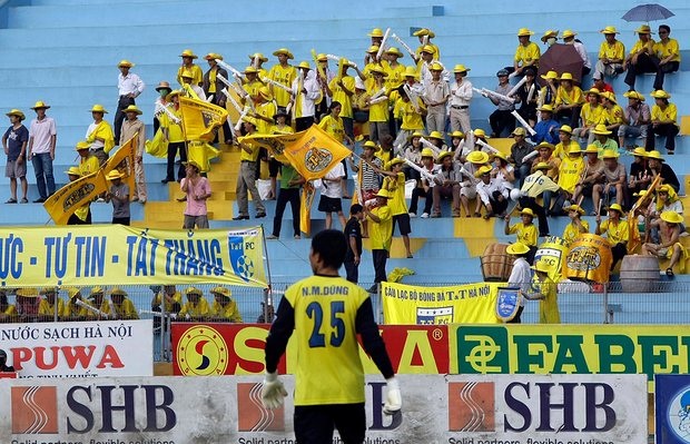 Nhật báo Guardian: "V-League là giải đấu tham nhũng" - 1 CĐV Hà Nội T&T cổ vũ cho đội nhà