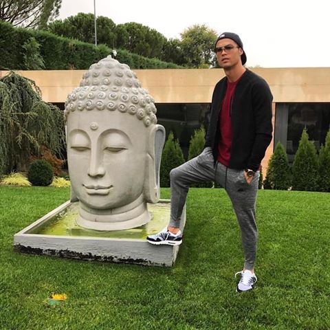 C.Ronaldo bị chỉ trích vì đặt chân lên tượng Phật
