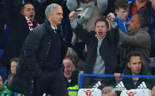 Hai khoảnh khắc đối lập của Conte và Mourinho - 2 Mourinho chìm trong thất vọng