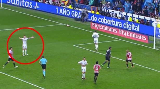 “Loạn” phòng thay đồ Real Madrid vì C.Ronaldo - 2 Phản ứng của Toni Kroos sau pha bóng quá tham lam của C.Ronaldo