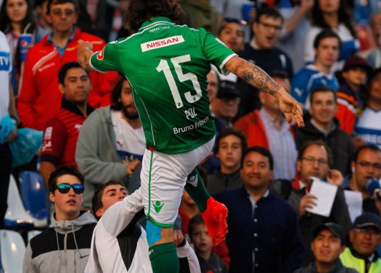 Cầu thủ đối mặt với án tù vì tái hiện lại cú kung-fu của Cantona - 1 Sebastial Pol tấn công CĐV đội nhà