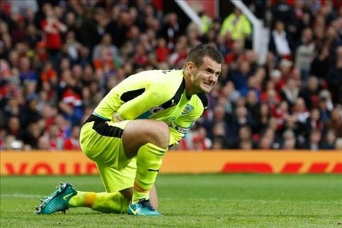 Đội hình tiêu biểu vòng 10 Premier League: Khung trời của Arsenal - 2 Tom Heaton đã từ chối hàng loạt cú dứt điểm của MU