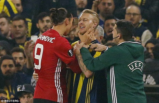 Ibrahimovic bóp cổ trung vệ Simon Kjaer