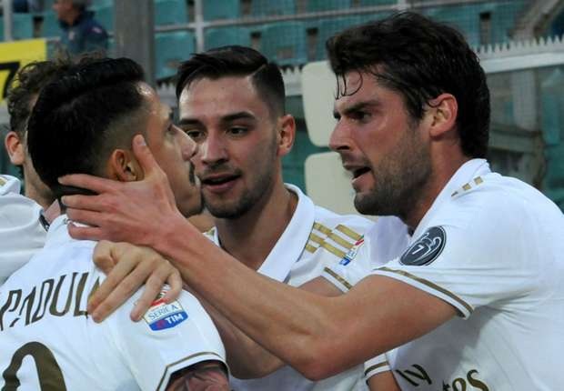 AC Milan thăng hoa, Juventus thắng nghẹt thở nhờ siêu phẩm - 1 AC Milan giành chiến thắng nhờ pha lập công của Gianluca Lapadula