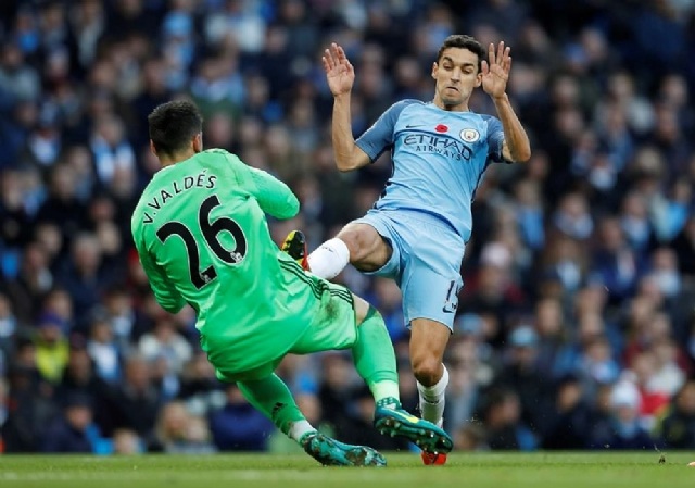 Valdes thi đấu tuyệt hay trong trận gặp Man City, bất chấp chấn thương