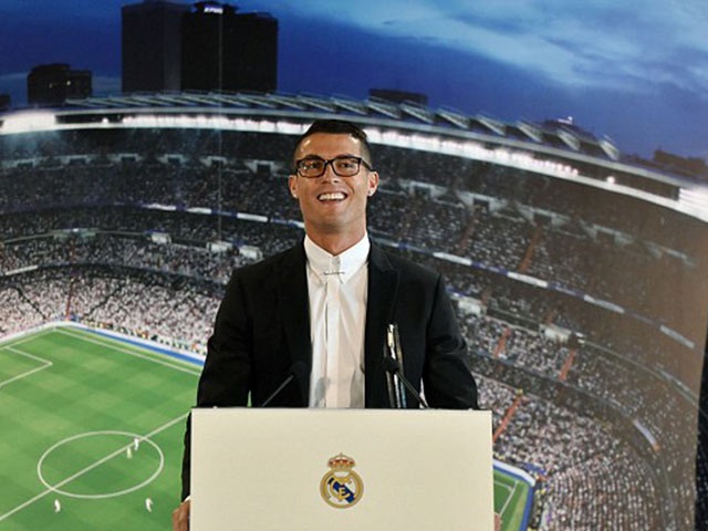 C.Ronaldo ký tiếp hợp đồng trị giá… 1 tỷ bảng - 1 Ronaldo bơi trong tiền sau khi ký hợp đồng liên tiếp