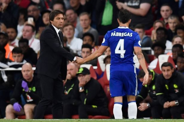 Từng là trụ cột của Chelsea dưới thời HLV Mourinho nhưng Fabregas càng ngày càng tụt dốc. Sang mùa này, anh không còn chỗ đứng ở tuyến giữa The Blues trong bối cảnh Matic và Kante đang thi đấu quá hay. Kể từ đầu mùa, tiền vệ người Tây Ban Nha mới ra sân 92 phút cho Chelsea.