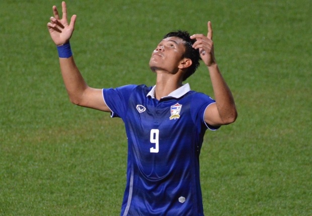 Ở CLB Muangthong United cùng như ĐTQG Thái Lan, Adisak Kraisorn đã thi đấu rất an ý với Teerasil Dangda. Vì vậy, chấn thương của cầu thủ 25 tuổi này ảnh hưởng khá nhiều tới hàng công của Thái Lan.