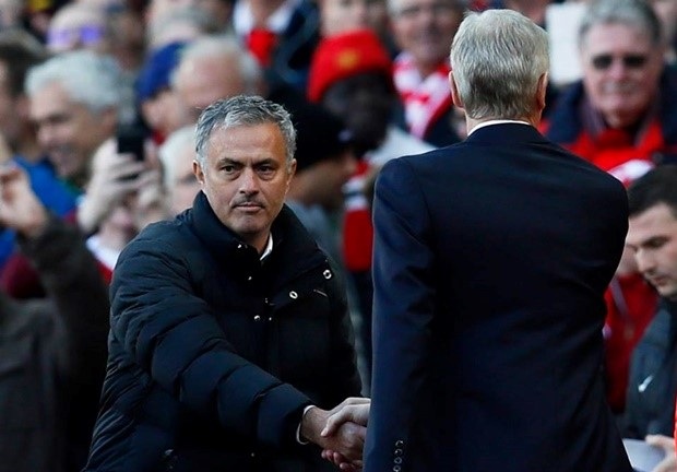 Những điểm nhấn sau trận đấu giữa MU và Arsenal - 3 Hai HLV, mỗi người nhìn về một hướng khi bắt tay