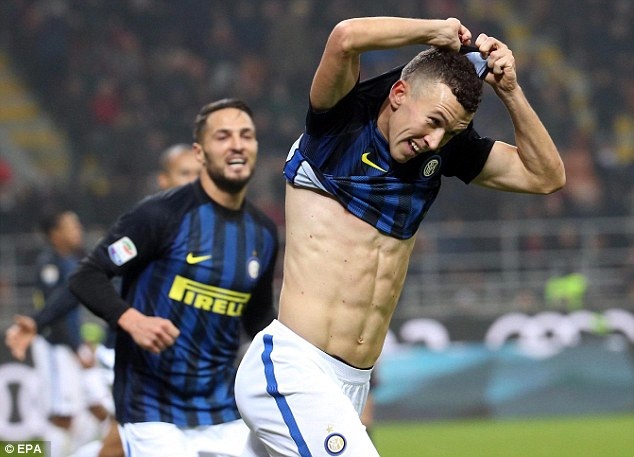 Perisic gỡ hòa trong phút bù giờ cuối cùng