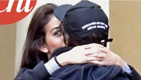 Yêu say đắm, C.Ronaldo dẫn bạn gái về ra mắt mẹ - 2 Cầu thủ này khóa môi người tình trên phố