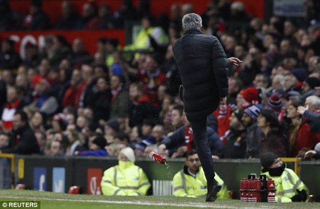 Đá bay chai nước, HLV Mourinho bị đuổi lên khán đài - 1 Mourinho đá bay chai nước trong lúc tức giận