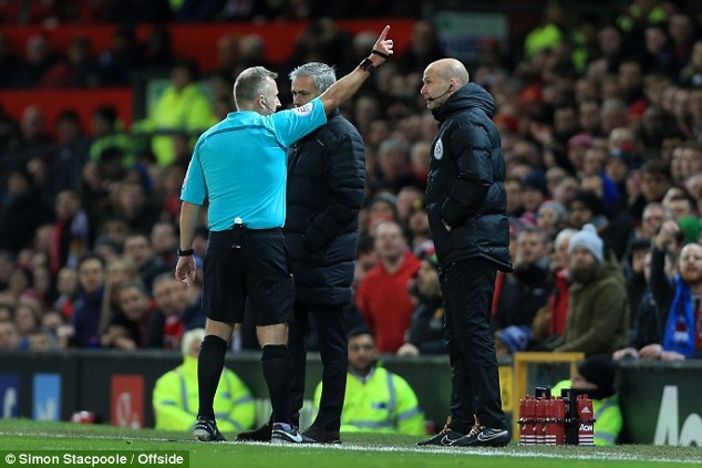 Đá bay chai nước, HLV Mourinho bị đuổi lên khán đài - 2 Ngay lập tức, ông đã bị mời lên khán đài