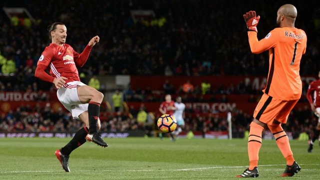Đội hình tiêu biểu vòng 13 Premier League - 1 Darren Randolph ngăn chặn nhiều pha dứt điểm của các cầu thủ MU