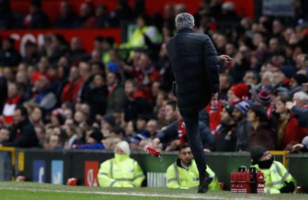 HLV Mourinho chính thức nhận án phạt từ FA - 1 HLV Mourinho nhận án cấm chỉ đạo 1 trận