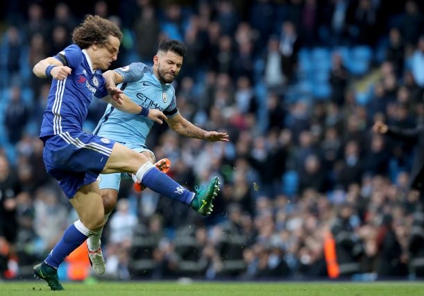 Aguero phải trả giá đắt sau pha vào bóng nguy hiểm với David Luiz
