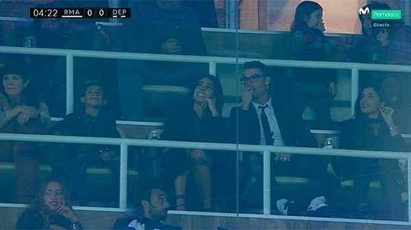 C.Ronaldo công khai dắt bạn gái mới tới Bernabeu - 1 C.Ronaldo xuất hiện bên bạn gái cùng gia đình trên khán đài SVĐ Bernabeu
